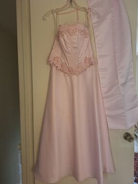 Elegant Pink Maxi Dress with Floral Appliqué